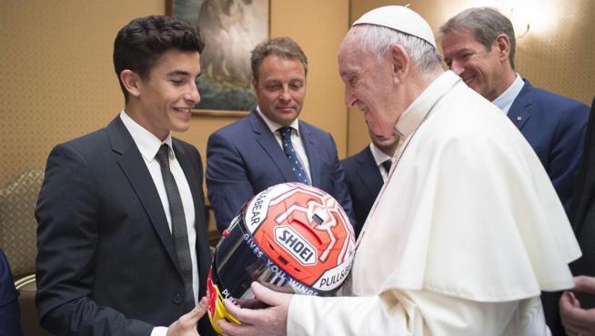 Marc Márquez le entrega un casco al Papa Francisco.