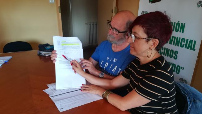 Pepe Polo y Sonia García muestran el boletín de inscripción para las próximas oposiciones a auxiliar de enfermería, donde por primera vez puede elegirse Huesca y Teruel como lugar para realizarlas.