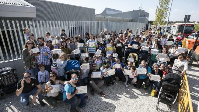 Foto de archivo de una concentración de familias de niños del colegio Parque Venecia pidiendo la ampliación de aulas en 1º de infantil