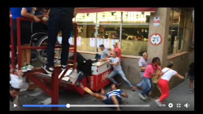 Imagen de un vídeo que circula por las redes sociales sobre el incidente con una vaquilla en Mallén, que ha dejado cinco heridos