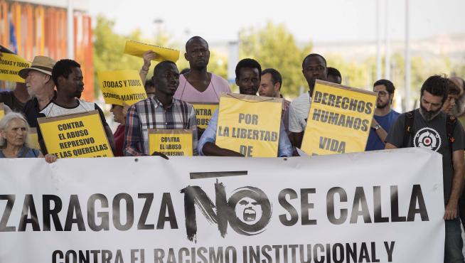 Concentración de apoyo a manteros senegaleses, ayer, en la Ciudad de la Justicia de Zaragoza.