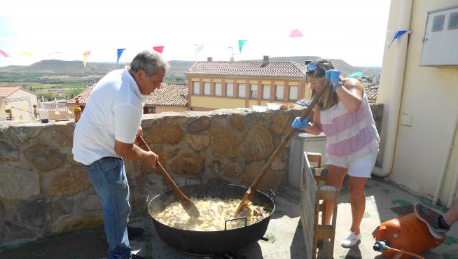 Los vecinos voluntarios se han encargado de preparar el rancho popular.