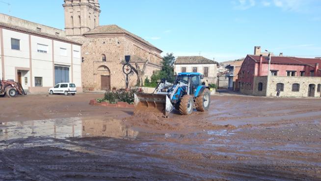 La plaza de la localidad turolense de Alba tras la tormenta de este martes