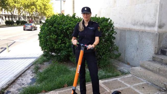Una agente de la Policía Nacional de Zaragoza, tras recuperar un patinete robado.