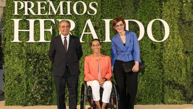 Augusto Delkáder, Teresa Perales y Maite Pagazaurtundúa reciben los premios Heraldo y Henneo