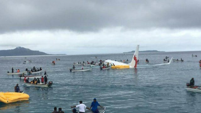 Los tripulantes del avión han sido rescatados en pequeñas barcas.