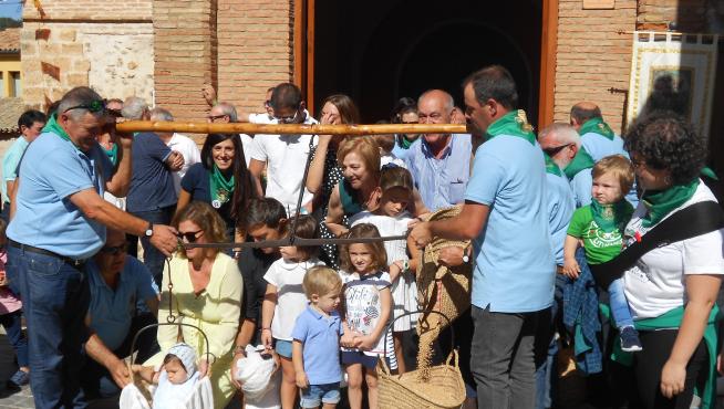 Esta familia, que desciende de Lituénigo, ha pesado un bebé en la balanza romana.