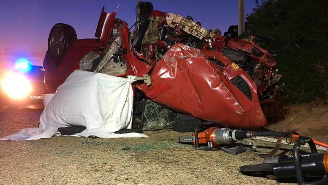 El coche del accidente de Mequineza quedó destrozado por el choque.