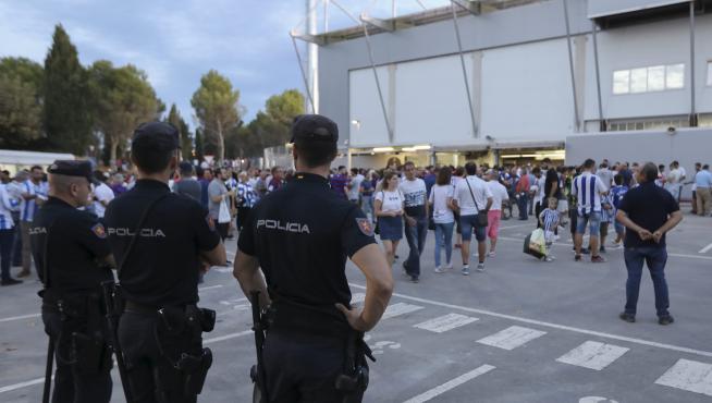 Tres agentes de la UIP de Zaragoza desplazados para garantizar la seguridad en los partidos de la SD Huesca en El Alcoraz
