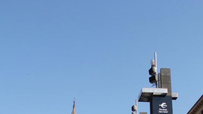 Torres de luz de la plaza del Pilar forradas con pinturas de Goya