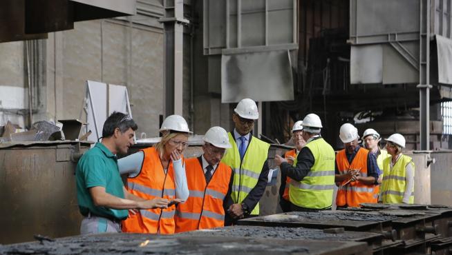 La consejera Marta Gastón ha recorrido esta mañana las instalaciones de Ebroacero acompaña por el presidente de la fundición, Ignacio Giménez, y el director de la fábrica, Javier Fernández