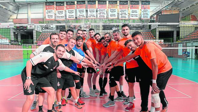 La plantilla del Club Voleibol Teruel, lista para empezar una nueva temporada.