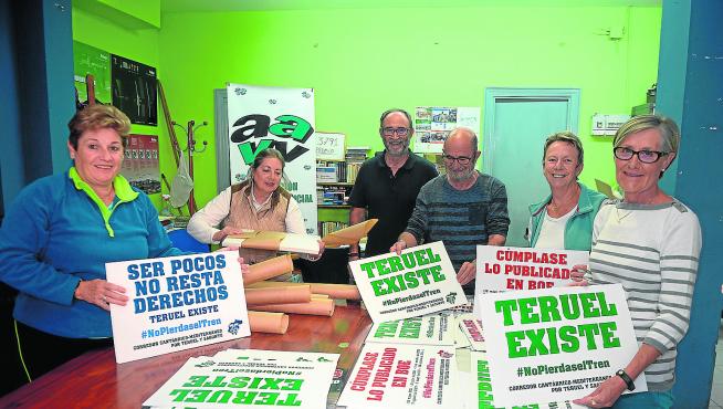 Voluntarios de Teruel Existe y la Federación de Vecinos preparaban esta semana los carteles para la manifestación.