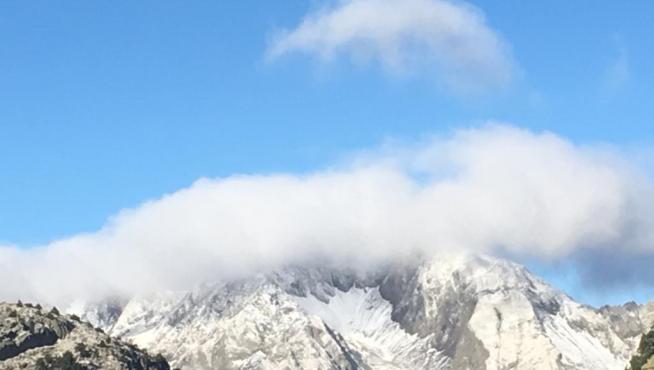Fotografía tomada desde el refugio de Respomuso del pico de Soba blanqueado por la nieve