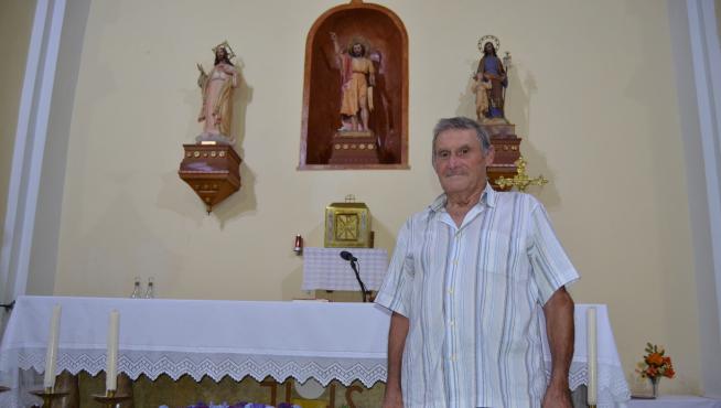 Mosén Cabrero, en el altar de la parroquia.