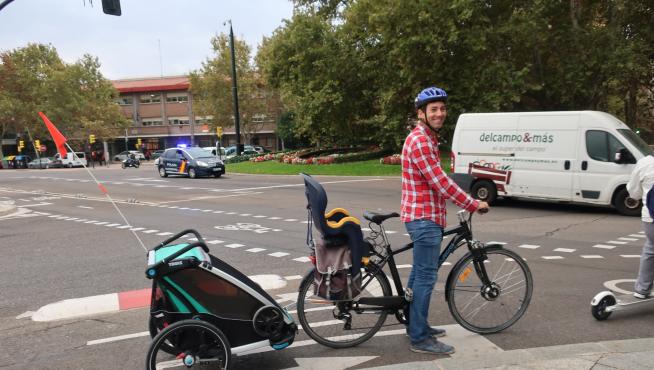 rompecabezas prosperidad Bonito Los remolques para llevar a niños en la bici, también pendientes de la  nueva normativa | Noticias de Zaragoza en Heraldo.es
