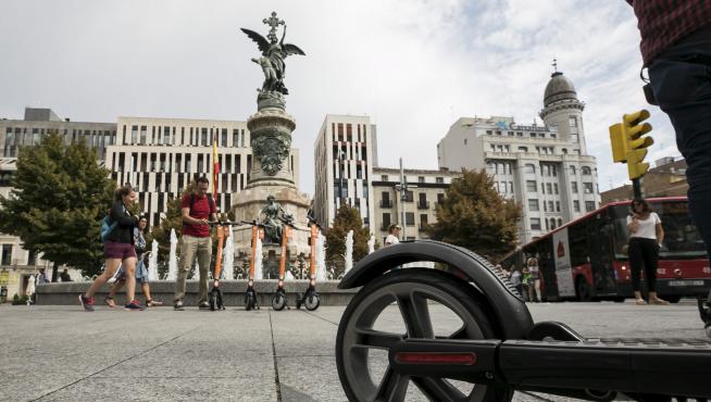 Varios patinetes eléctricos de Koko, en la plaza de España de Zaragoza
