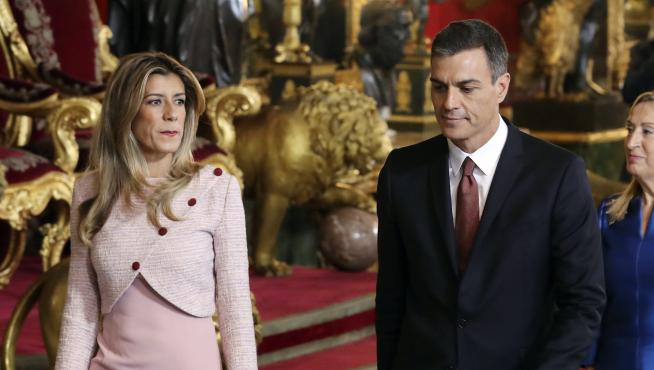 Pedro Sánchez y su esposa Begoña Gómez en el Palacio Real.