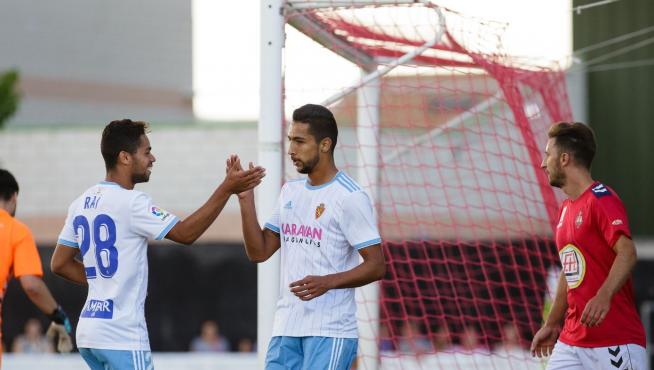 Raí Nascimento (izda.) y Jeison Medina (dcha.) se felicitan tras anotar un gol en el partido de las peñas jugado hace un mes en Calamocha (Teruel).