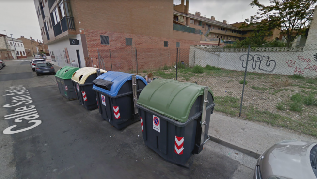 Los cuatro contenedores quemados en la calle de San Antón.