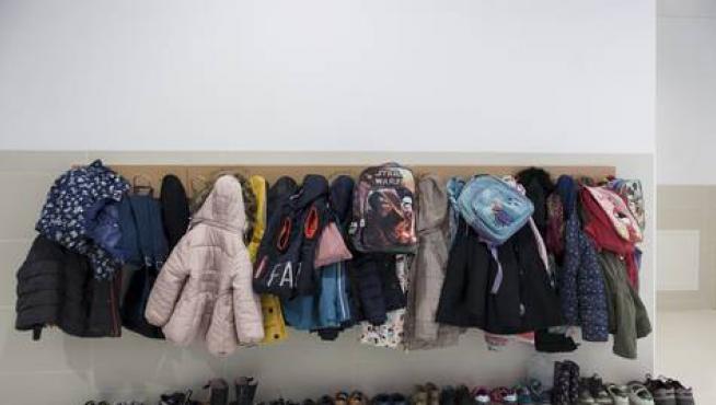 Abrigos y calzado de escolares de infantil en un colegio de Zaragoza.
