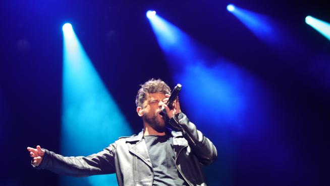 Ricky Merino fue el encargado de abrir el concierto, con un tema de Robbie Williams.