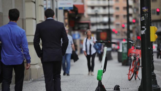 Patines y bicicletas de uso compartido invaden las aceras de Zaragoza
