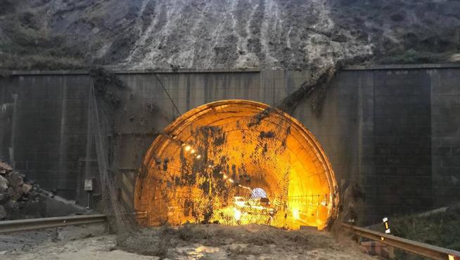 Un desprendimiento en el túnel de San Just ha obligado a cortar un carril de la N-420.