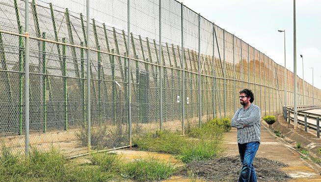 Sergio del Molino, en uno de los puntos calientes de Melilla, la valla fronteriza que separa la ciudad autónoma de Marruecos.