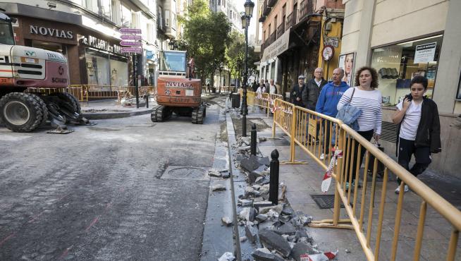 Las obras de elevación de la calle de Don Jaime I ya afectan a las aceras.