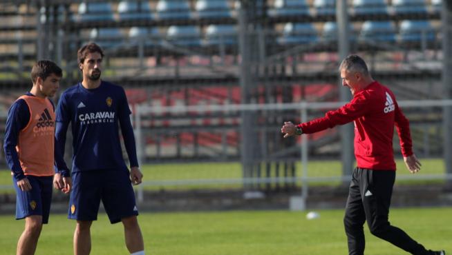 Alcaraz, enfáticamente, da instrucciones a Eguaras y Soro en el inicio del entrenamiento de este viernes.