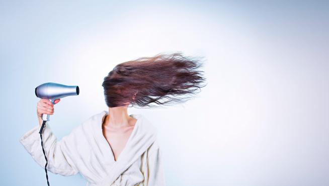 Las planchas y los secadores de pelo deshidratan la melena y la vuelven más quebradiza.