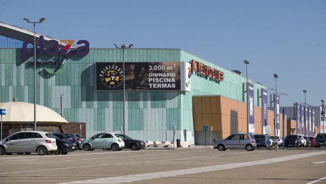 El ambicioso centro comercial del automóvil, situado frentea Plaza Imperial, se estrenó en 2007, pero fue una ruina y ahora acoge todo de tipo de negocios y actividades.