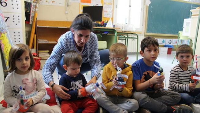 La profesora de la escuela de Azanuy, Belén Ara, con los cinco niños a los que da clase este curso.