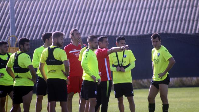 Los jugadores, con Francisco durante un entrenamiento en el Instituto Montearagón.