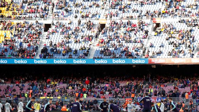 El FC Barcelona se enfrenta al Real Madrid.