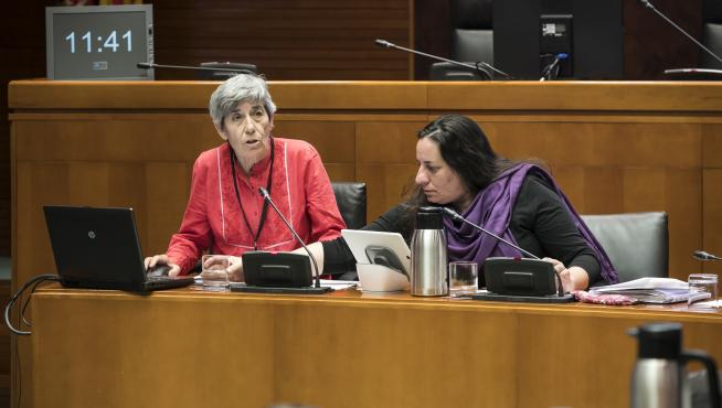Torrecilla (izquierda) y la diputada Marta de Santos, ayer en la comisión de estudio del ICA