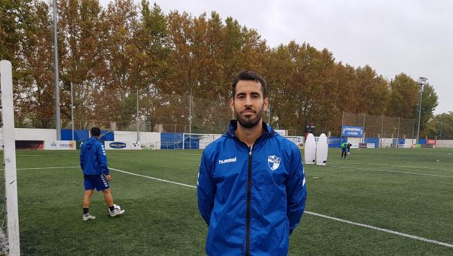 Fernando Liñán posa en el campo de La Almozara
