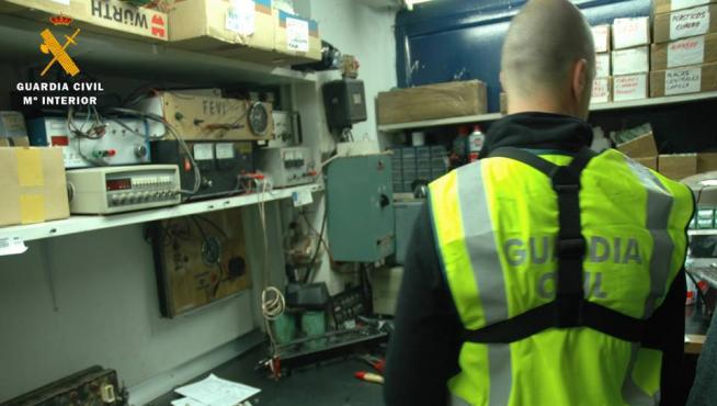 Uno de los investigadores registra uno de los talleres implicados en la operación 'Countdown'.
