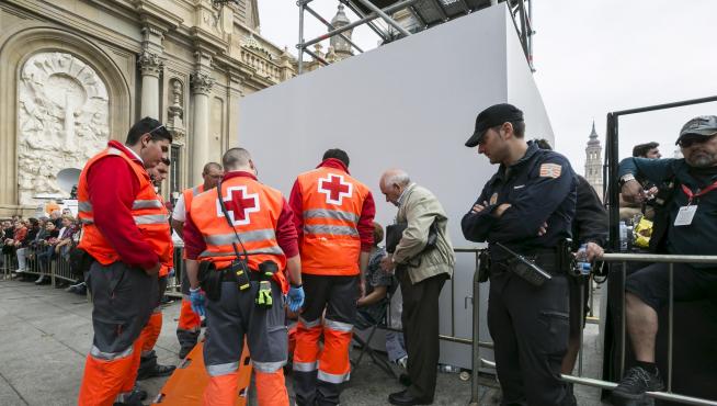 Voluntarios de Cruz Roja atienden a una persona durante la Ofrenda del Pilar de Zaragoza.