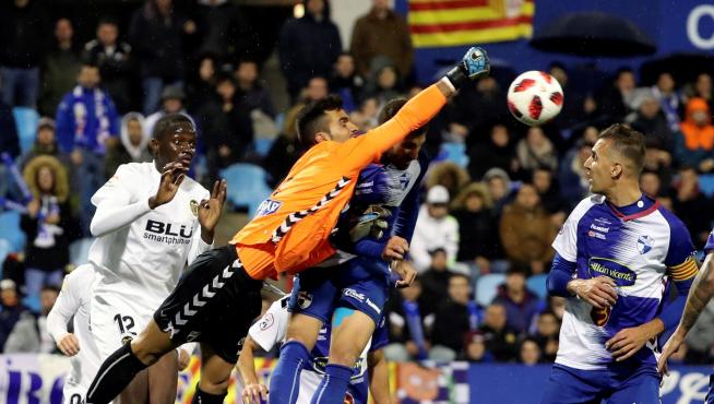 El portero del CD Ebro despeja ante el defensa francés en el partido de este martes contra el Valencia.