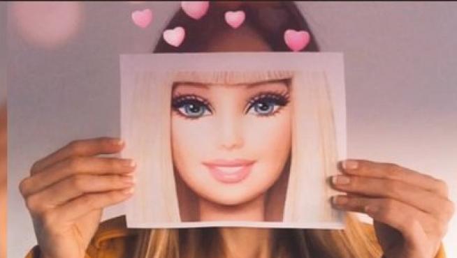 La identidad de La Vecina Rubia se esconde tras una foto de Barbie.