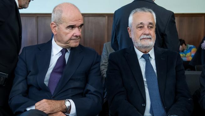 Los expresidentes de la Junta, Manuel Chaves y José Antonio Griñán, escuchan a los fiscales Anticorrupción.