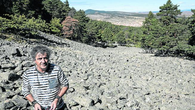 Agustín Montón, en uno de los ríos de piedra más espectaculares de Orihuela del Tremedal. l