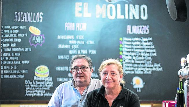 Manuel y Teresa, en la barra de El Molino.