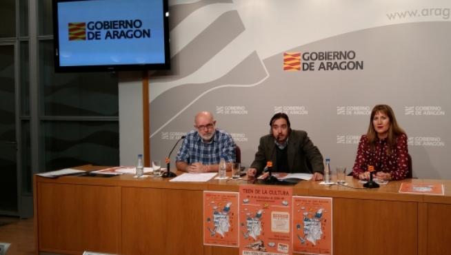 Vicente Guerrero, concejal de Monzón; el director general de Cultura y Patrimonio del Gobierno de Aragón, Nacho Escuín, y Olga Asensio, del comité organizador.