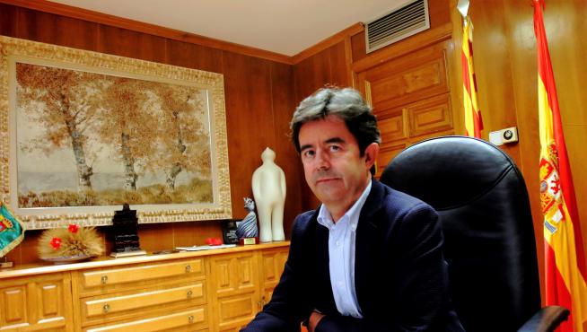 El alcalde de Huesca, Luis Felipe, en su despacho del Ayuntamiento.