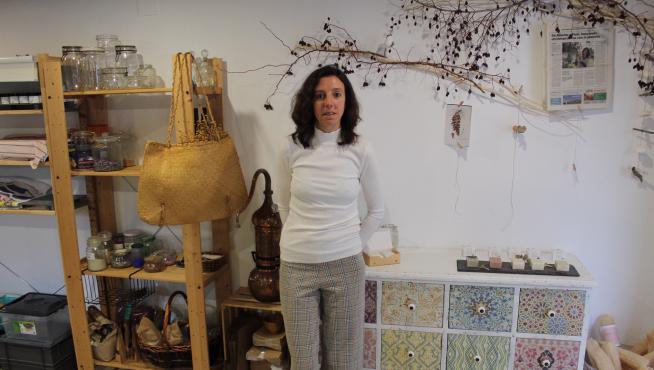 Alba Chesa, creadora de una empresa de cosmética natural, Saponaria Sopas, en Albelda (Huesca) .