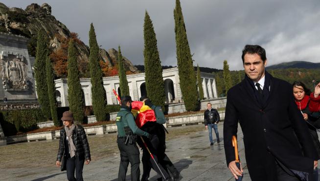 La Guardia Civil actúa con una persona que lleva un símbolo franquista, mientras el nieto de Franco, Luis Alfonso de Borbón, accede al recinto.