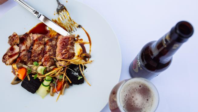 Una pluma ibérica con verduritas, maridada con una Ambar Export.